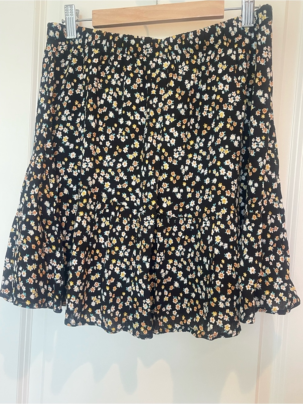 Girls' Black Floral Tiered Skirt with Yellow & White Daisies